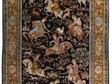 un tapis noir orné d'un motif représentant des animaux et des oiseaux
