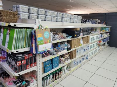 de nombreux articles à vendre sur les étagères du magasin
