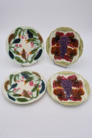Suite de 4 assiettes en barbotine 