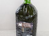 une bouteille d'huile d'olive posée sur une table