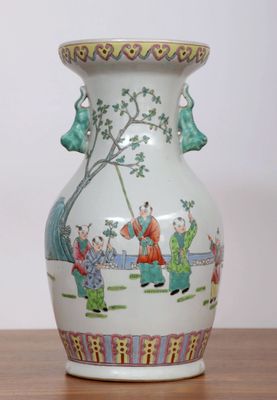un vase blanc avec un tableau posé sur une table