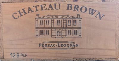 une boîte en bois sur laquelle est collée une étiquette portant l'inscription « Château Brown »