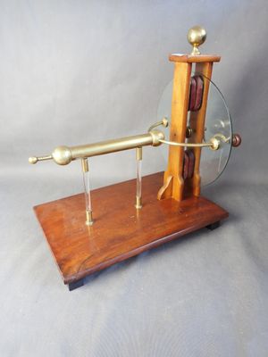 une maquette en bois et en verre représentant un télescope posé sur un socle