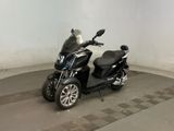 un scooter garé à l'intérieur d'un immeuble