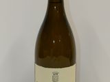 une bouteille de vin posée sur une table