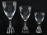 trois verres à vin posés l'un à côté de l'autre sur une table