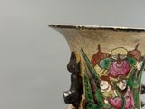 un vase sur lequel est représenté un homme et une femme
