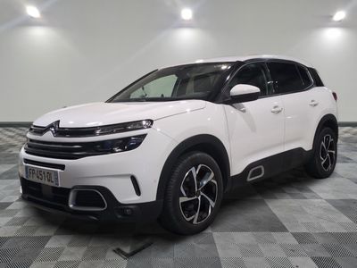 le 4x4 blanc est garé sur un carrelage à carreaux