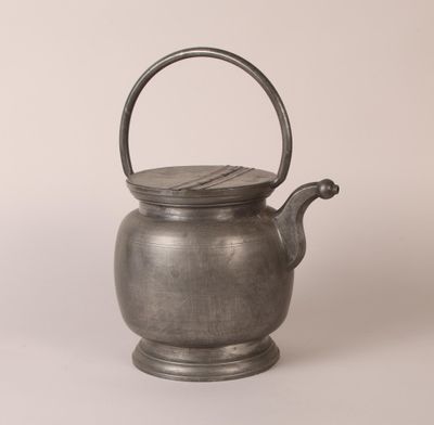 Cruche à lait en étain. XIIIe siècle.