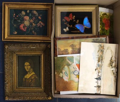 une boîte remplie de tableaux et de photos accrochées au mur