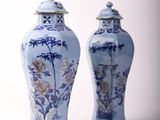 une paire de vases bleus et blancs ornés de fleurs sur un fond blanc