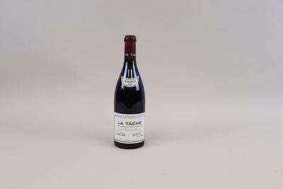une bouteille de vin posée sur une table