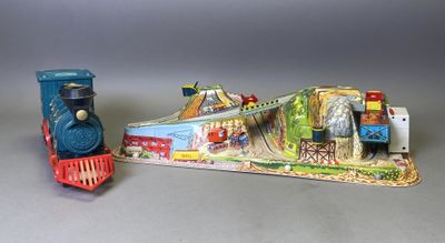un petit train posé à côté d'un autre petit train