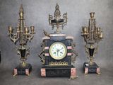 trois horloges différentes et trois lustres sur la table