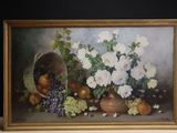une photo d'un tableau représentant des fleurs et des fruits posés sur une table