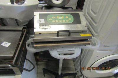 une machine qui se trouve à côté d'une machine à laver