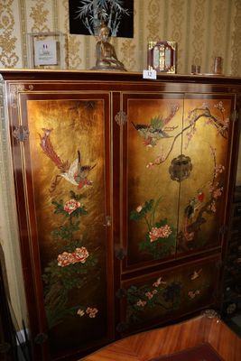 une armoire ornée d'un motif d'oiseau, dans une pièce