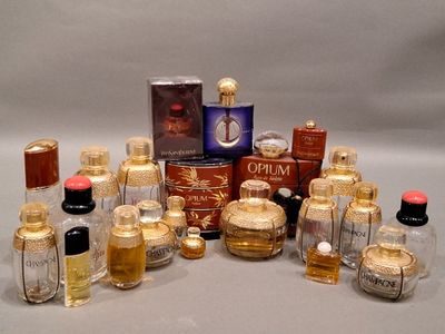 de nombreux flacons de parfum posés sur une table