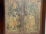 une photo d'une armoire en bois sur laquelle est accrochée une peinture