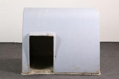 une petite niche dont la porte s'ouvre au niveau du sol