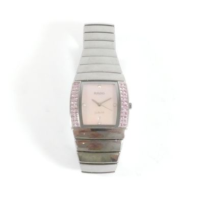 une image d'un gros plan d'une montre-bracelet sur une surface blanche