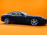 voiture de sport noire sur fond orange avec un fond jaune
