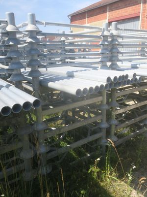 a lot of pipes that are sitting in the grass
