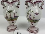 deux vases sur lesquels sont peints des oiseaux