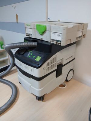 une machine posée sur une table à côté d'un aspirateur