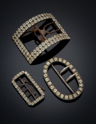 un ensemble de trois boucles en or et diamants