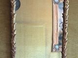 un miroir accroché au mur dans lequel on voit le reflet d'une femme