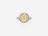 une bague raffinée sertie d'un diamant jaune, avec un anneau en filigrane