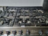many burners on the stove in the kitchen