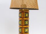 une photo d'une lampe de table surmontée d'un abat-jour tissé
