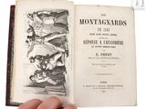 une main tenant un livre ouvert comportant des illustrations