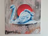 un tableau représentant un cygne accroché au mur d'une pièce