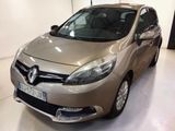 La voiture argentée est garée dans le garage de l'immeuble.