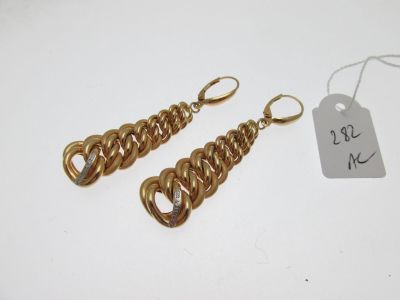 une paire de boucles d'oreilles plaquées or avec un maillon de chaîne