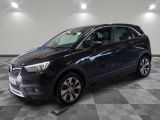 une voiture noire est garée sur le sol en damier d'un garage