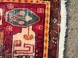 un tapis posé par terre, avec un chat allongé dessus