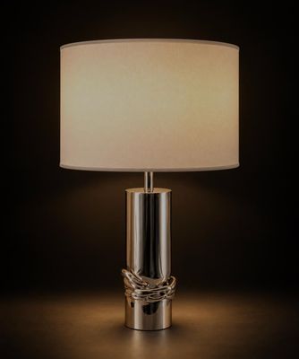 une lampe posée sur une table dans l'obscurité