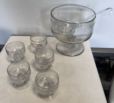 six verres et un bol d'eau posés sur une table