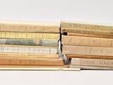 plusieurs livres empilés sur une surface blanche