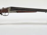 un vieux fusil avec un canon en bois et un socle en acrylique transparent