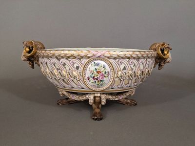 un grand saladier orné d'un motif décoratif