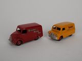 deux camions jouets assis l'un à côté de l'autre
