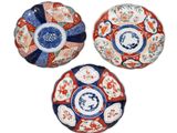 trois assiettes à motifs différents sur une surface blanche