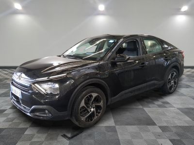 le 4x4 noir est garé sur le sol en damier d'un garage