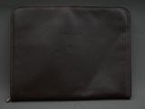 une image représentant un étui en cuir marron pour iPad sur fond noir
