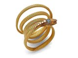 une image représentant une bague en forme de serpent en or sur fond blanc
